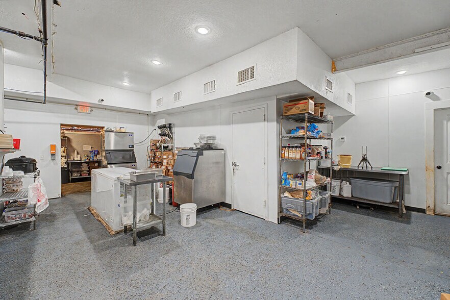 More Photos Of 111 W Bean St, Lincoln General Retail For Sale