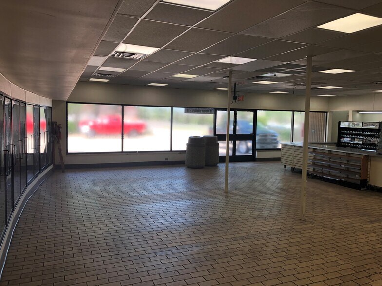 More Photos Of 1 N Wolf Rd, Prospect Heights Convenience Store For Lease