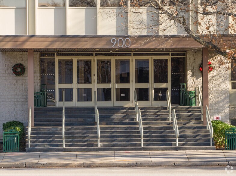 More Photos Of 900 Merchants Concourse, Westbury Office For Lease