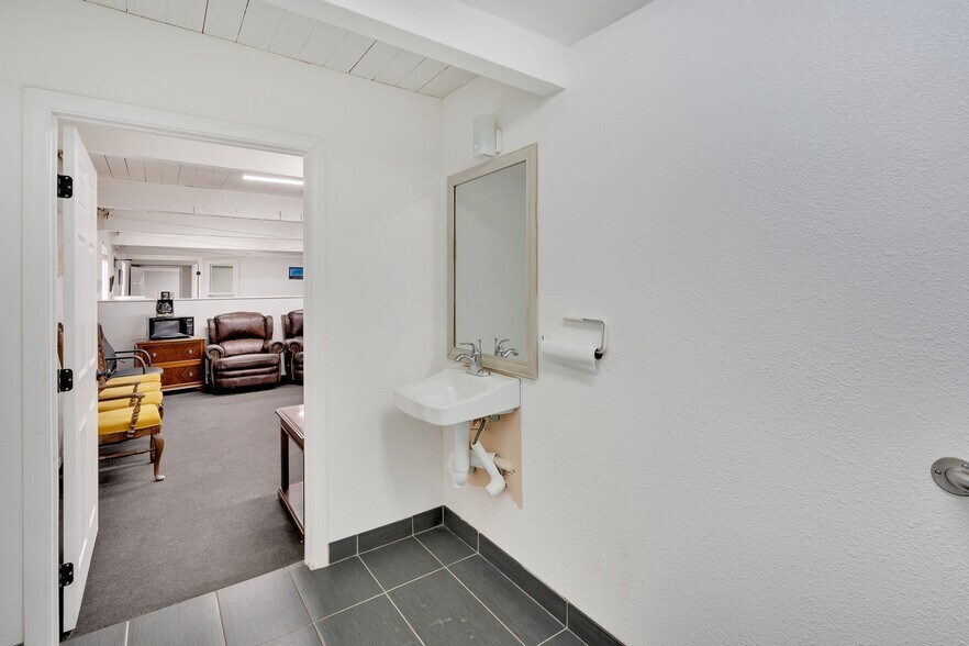 More Photos Of 2124 Thomas R Cannell Rd, Thermal Office For Sale