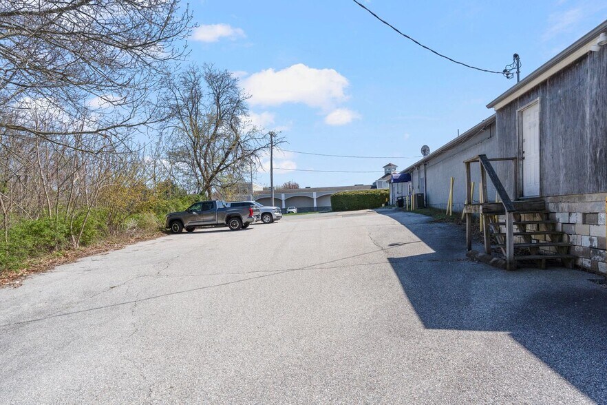 More Photos Of Post @ Post & Namcook Rds., North Kingstown Unknown For Lease