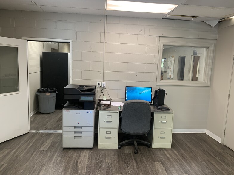 More Photos Of 70 Pitney Rd, Lancaster Warehouse For Lease
