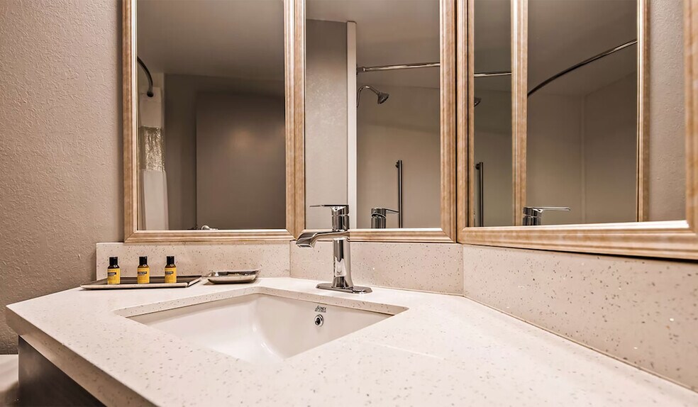More Photos Of 604 1/2 Iaa Dr, Bloomington Hotel For Sale