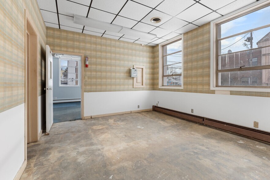 More Photos Of 76 Maple St, Manchester Office For Sale