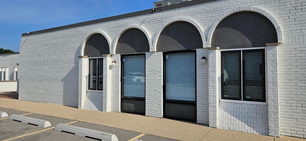 More Photos Of 310-340 Melvin, Northbrook Industrial For Lease