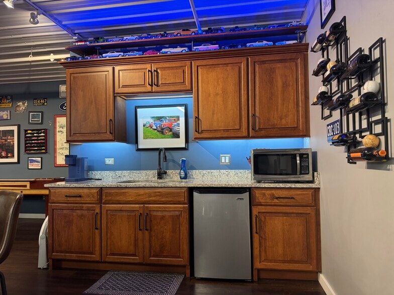 More Photos Of 2244 Ferry Rd, Naperville Flex For Sale
