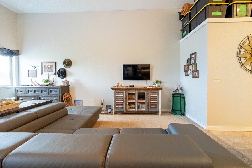 More Photos Of 211 Jetway Dr, Belgrade Flex For Sale