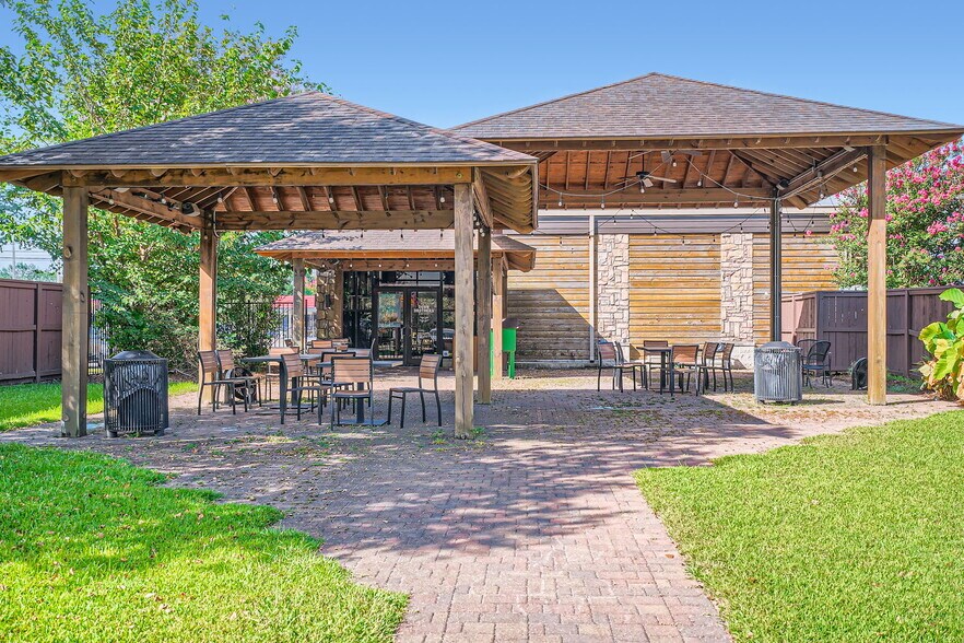 More Photos Of 201 S Friendswood Dr, Friendswood Freestanding For Lease