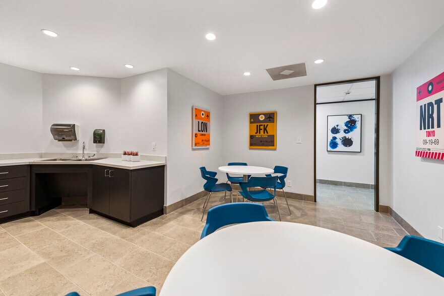 More Photos Of 3100 Edloe St, Houston Office For Sale