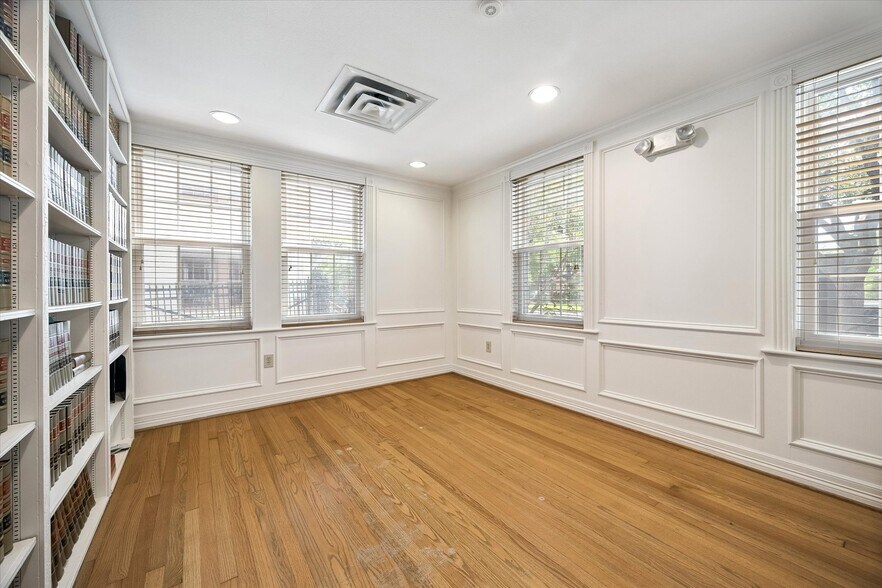 More Photos Of 4305 Yoakum Blvd, Houston Office For Sale