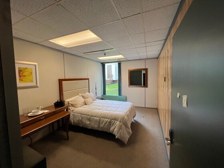 More Photos Of 136 Center St, Old Town Office For Sale