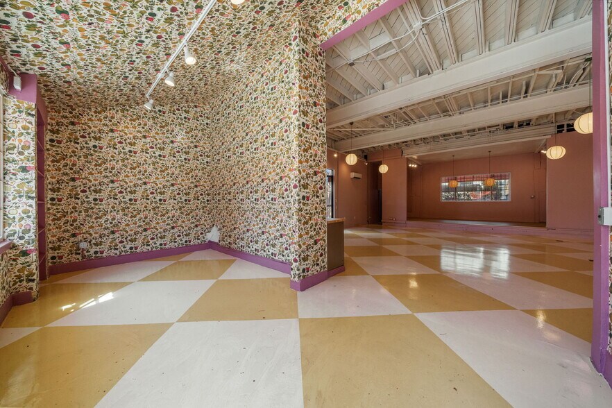 More Photos Of 1020-1024 S Robertson Blvd, Los Angeles Freestanding For Lease