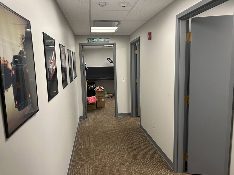 More Photos Of 70 Ridge Rd, Ontario Showroom For Lease