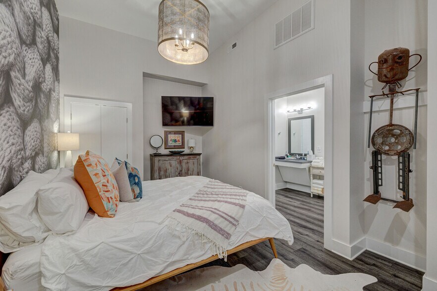 More Photos Of 505 N 2nd St, Wilmington Hotel For Sale