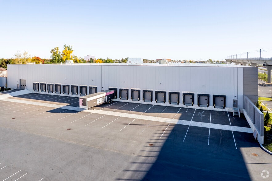 More Photos Of 17111 Rte Transcanadienne, Kirkland Light Distribution For Lease