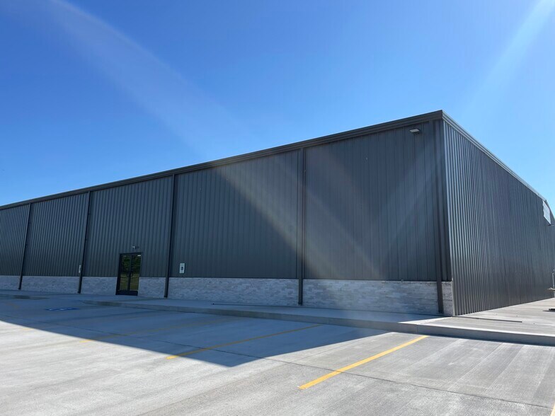 More Photos Of 20500 W 185th Ter, Spring Hill Warehouse For Lease