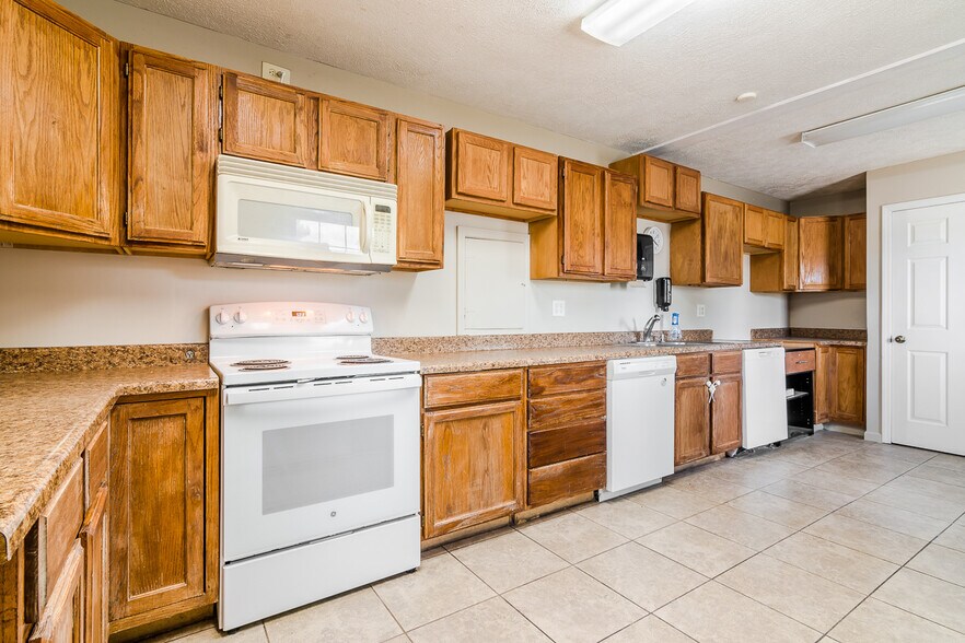 More Photos Of 17656 Old Post Rd, Wamego General Retail For Sale