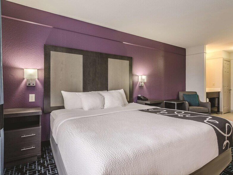 More Photos Of 6901 NW 83rd St, Kansas City Hotel For Sale