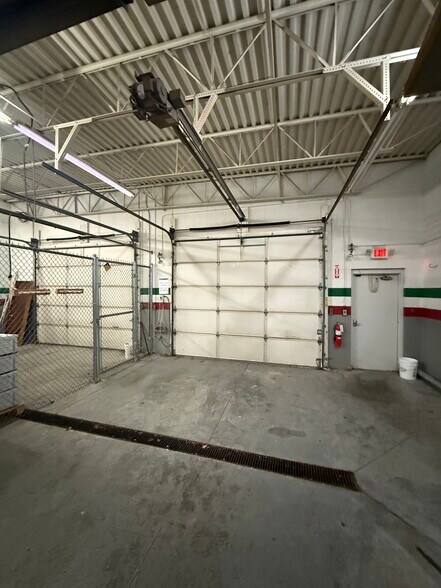 More Photos Of 6635 Centerville Business Pky, Centerville Light Manufacturing For Lease