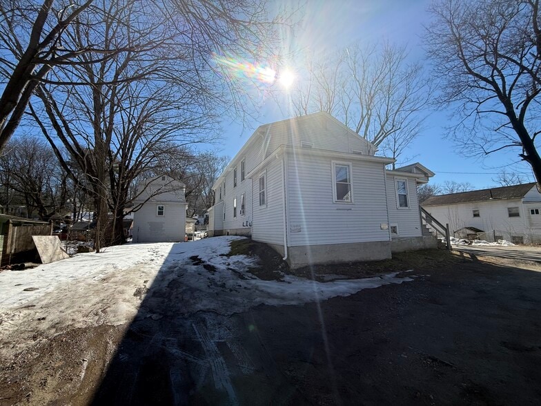 More Photos Of 2 Lyon St, Putnam Apartments For Sale