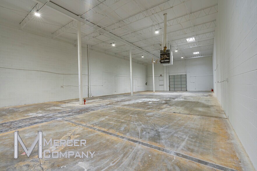 More Photos Of 1533-1555 Prudential Dr, Dallas Showroom For Lease