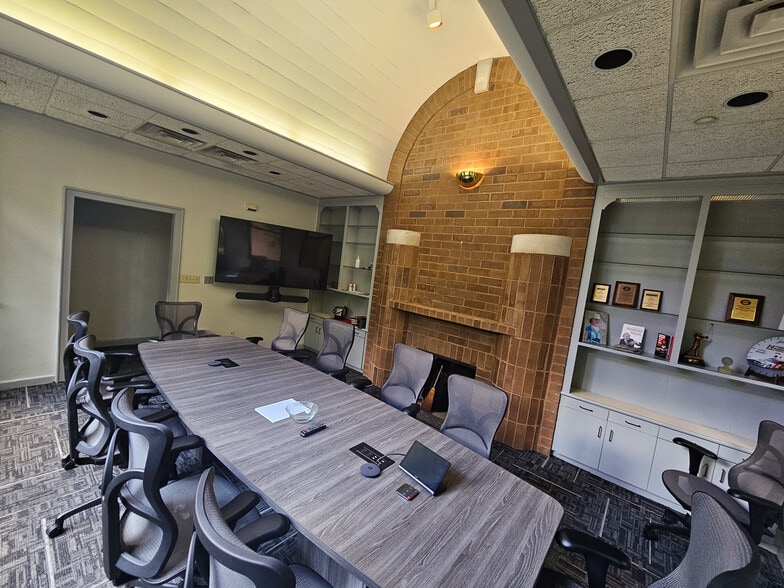 More Photos Of 144 Industrial Dr, Birmingham Flex For Lease