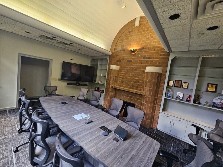 More Photos Of 144 Industrial Dr, Birmingham Industrial For Lease