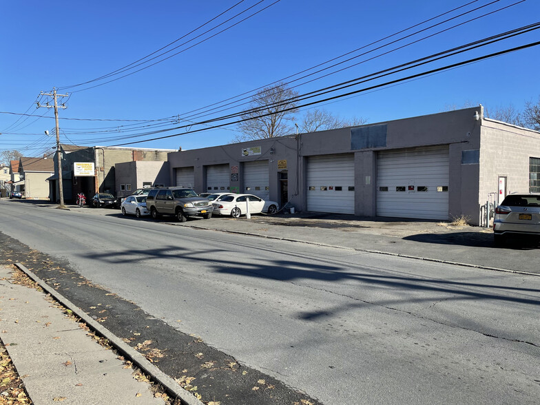 Primary Photo Of 375-379 North St, Middletown Auto Repair For Sale