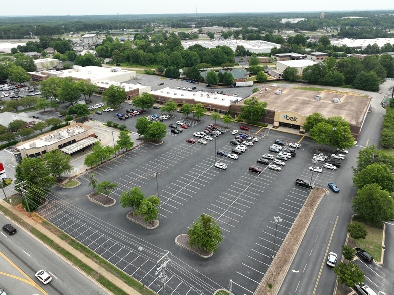 More Photos Of 665 Fairview Rd, Simpsonville Storefront For Lease