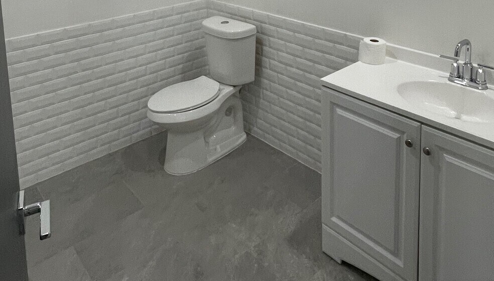 More Photos Of 1035 E Levee St, Dallas Showroom For Sale