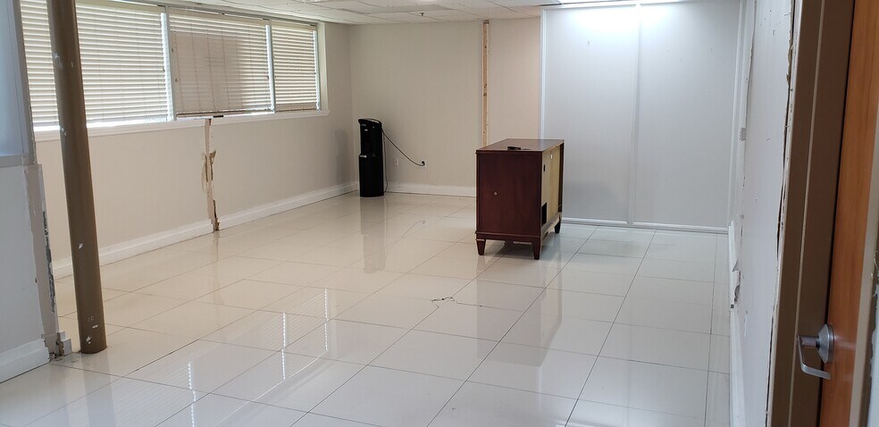 More Photos Of 6450 Kingspointe Pky, Orlando Light Distribution For Lease