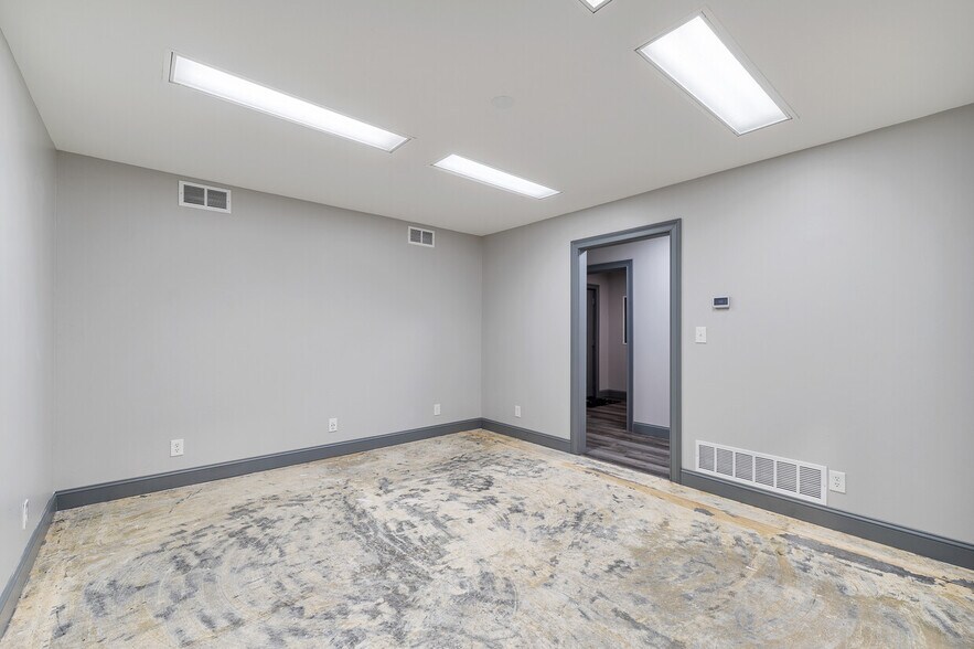 More Photos Of 1294 Midland Trl, Milton Flex For Sale