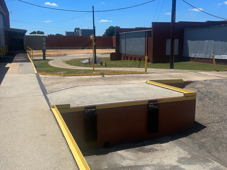 More Photos Of 100 N 13th St, Erwin Warehouse For Lease