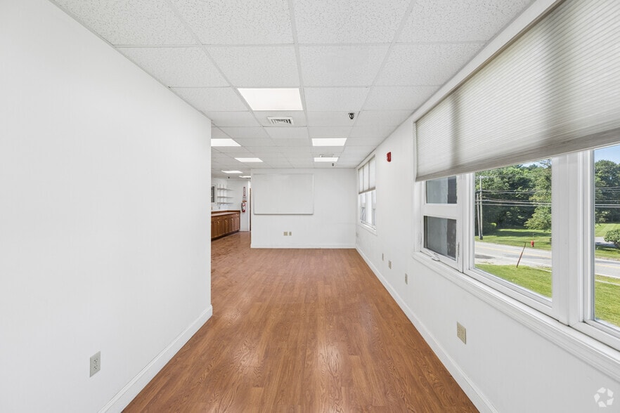 More Photos Of 6 Willow Rd, Ayer Warehouse For Lease