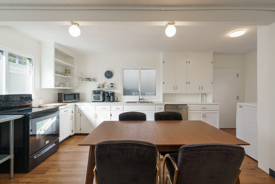 More Photos Of 1175 2nd St SE, Bandon Hotel For Sale