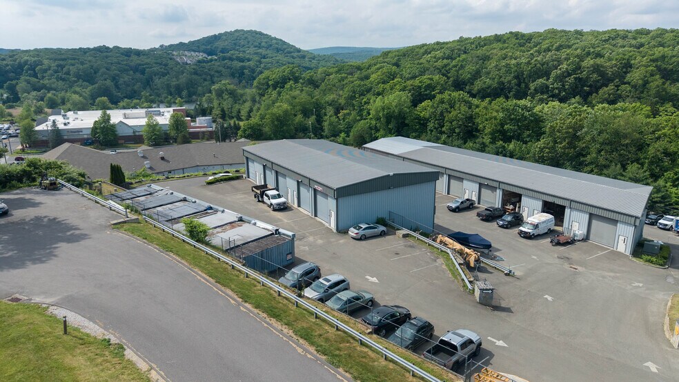 More Photos Of 7 Dunham Dr, New Fairfield Light Manufacturing For Lease