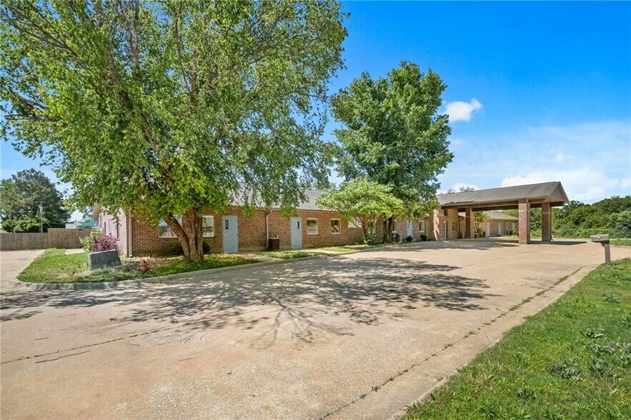More Photos Of 185 Rebecca St, Gentry Office For Sale