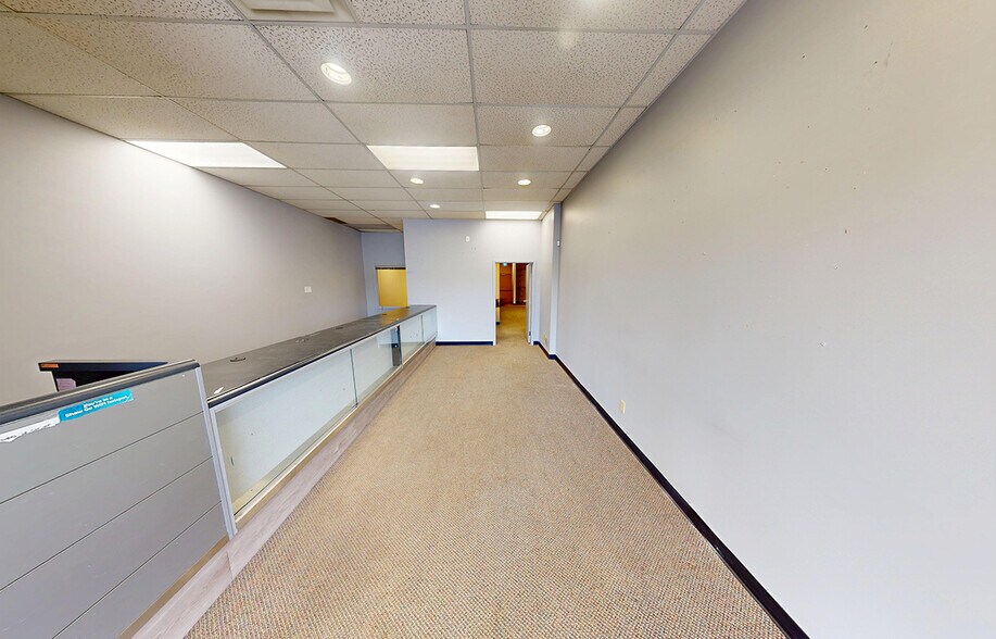 More Photos Of 1050 Henderson Hwy, Winnipeg Freestanding For Lease