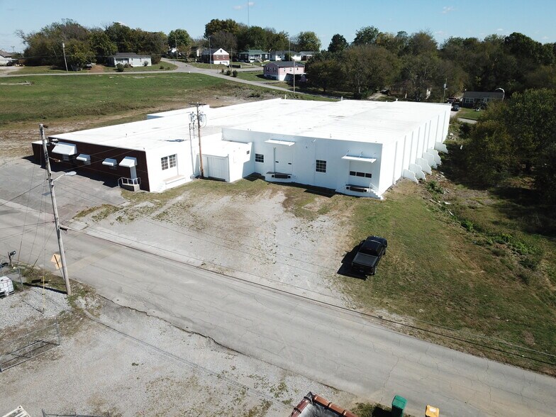 Primary Photo Of 703 1st Ave N, Lewisburg Warehouse For Lease