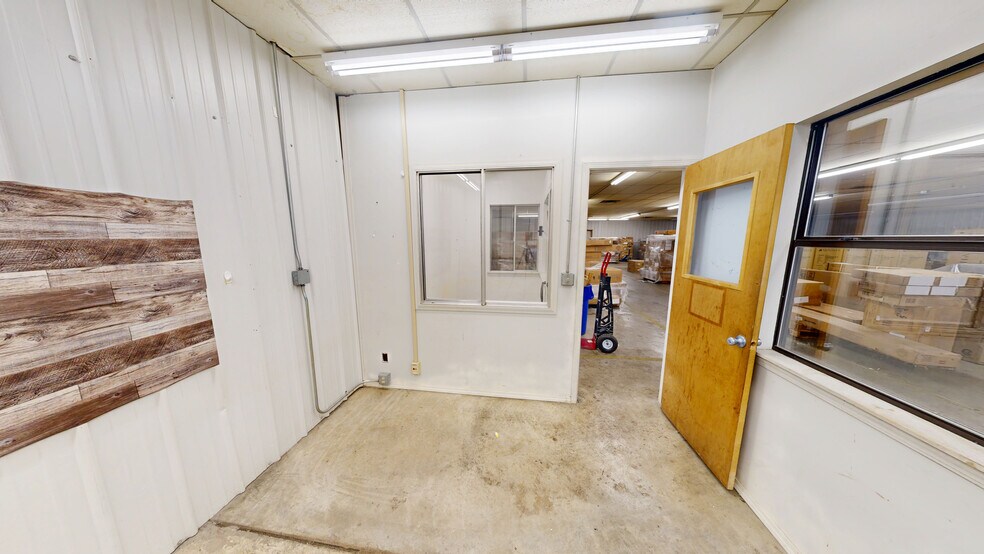 More Photos Of 555 N 13th St, Rogers Warehouse For Lease