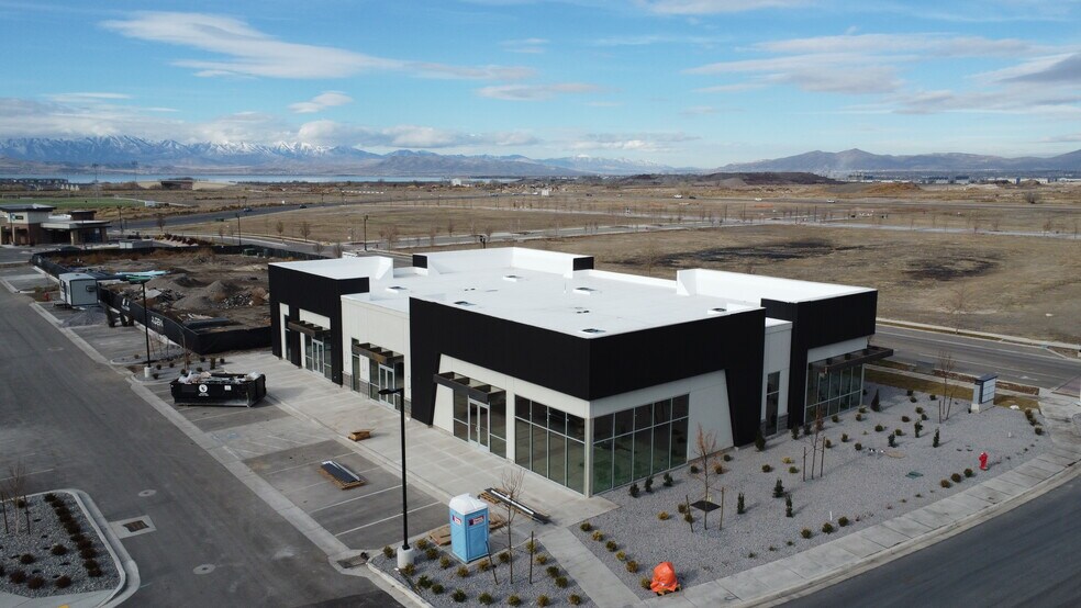 More Photos Of 634 N Mill Road, Vineyard Storefront Retail Office For Lease