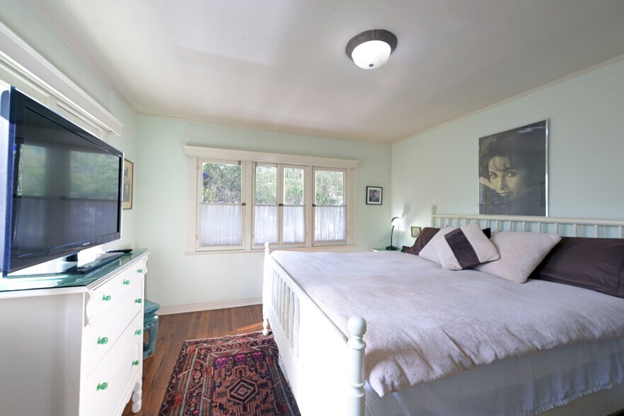More Photos Of 2636 N Beachwood Dr, Los Angeles Apartments For Sale