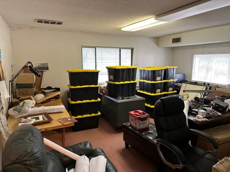 More Photos Of 1505 E Henderson St, Cleburne Office For Sale