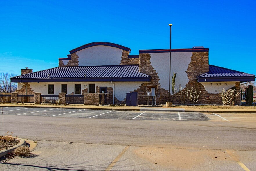 More Photos Of 341 Rockwood Rd, Arden Restaurant For Lease