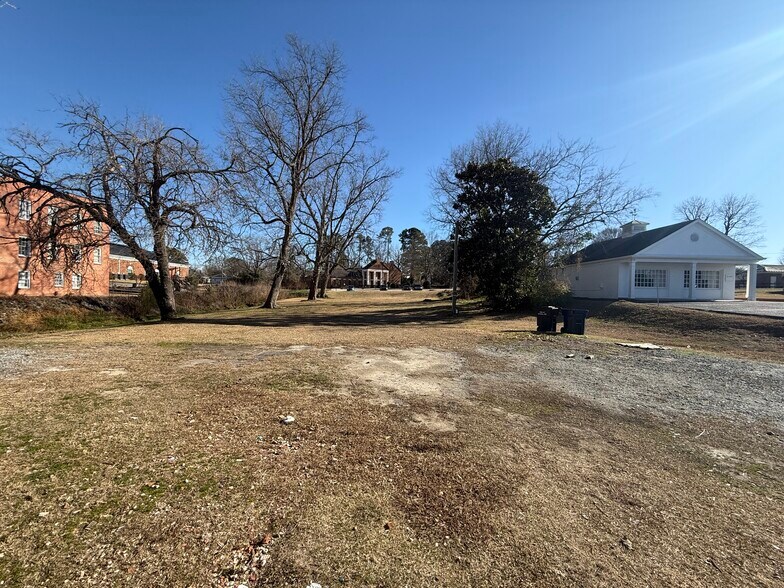 More Photos Of 402 College St, Clinton Office For Sale