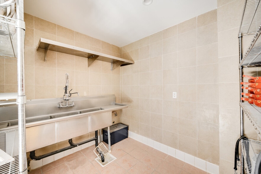 More Photos Of 6500 Foothill Blvd, Tujunga Restaurant For Sale