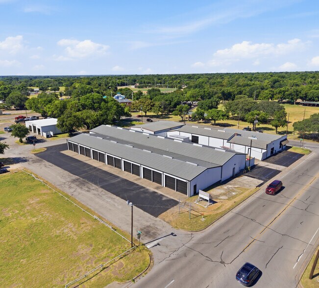 More Photos Of 201 W Westhill Dr, Cleburne Warehouse For Lease