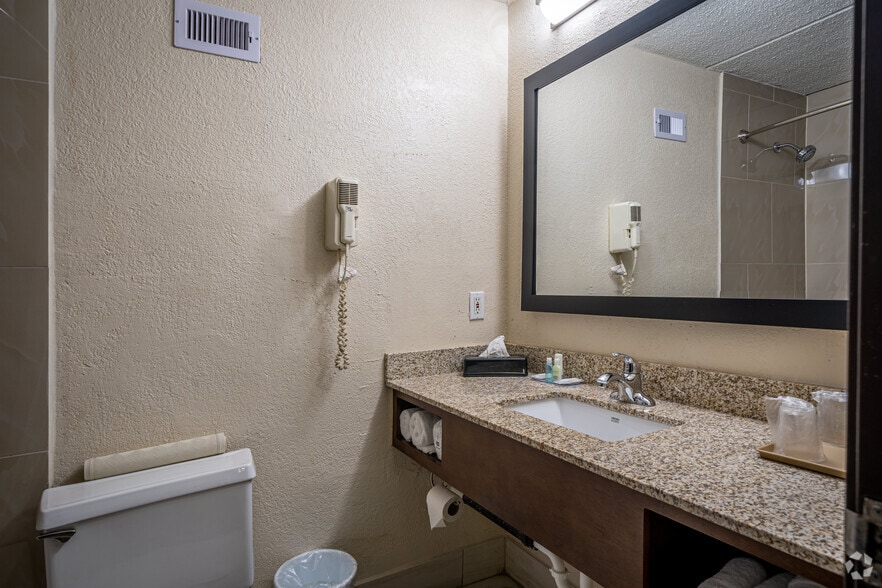 More Photos Of 925 Highway 332, Lake Jackson Hotel For Sale