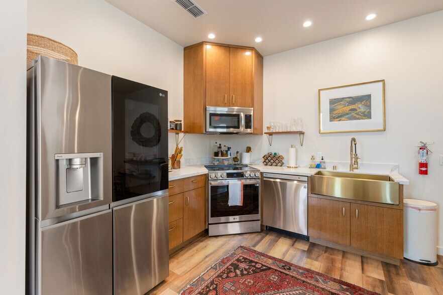 More Photos Of 302 N Main St, Lakeport Storefront For Sale