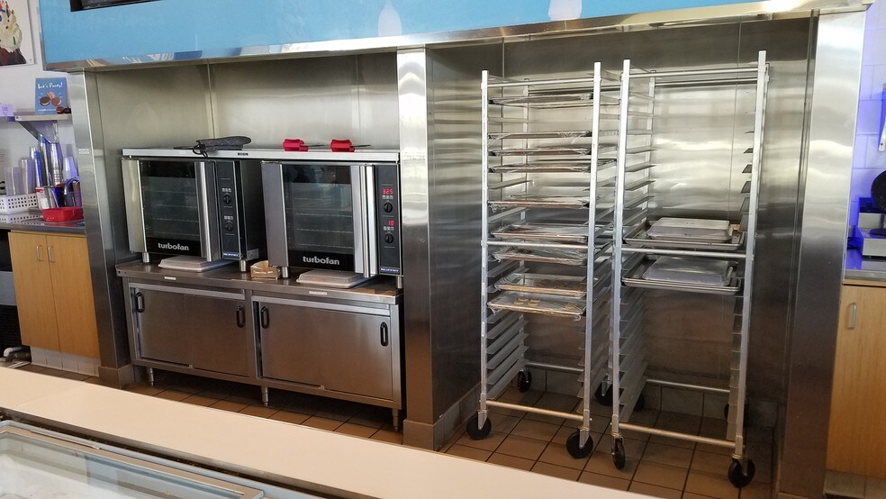 More Photos Of 960 Ontario Mills Dr, Ontario Restaurant For Lease